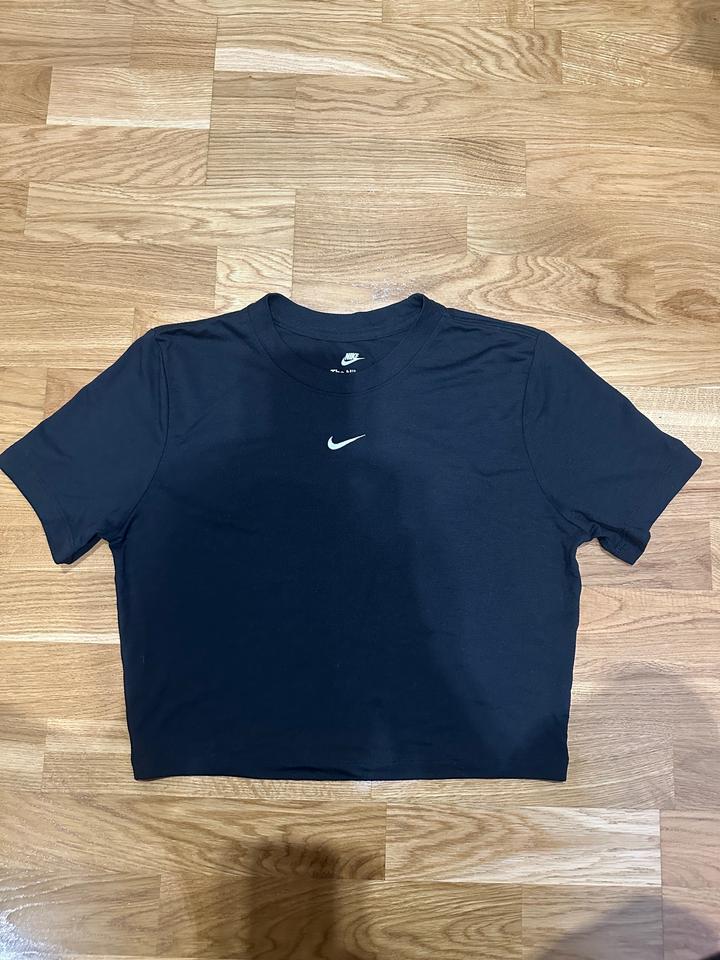 Укороченная футболка Nike