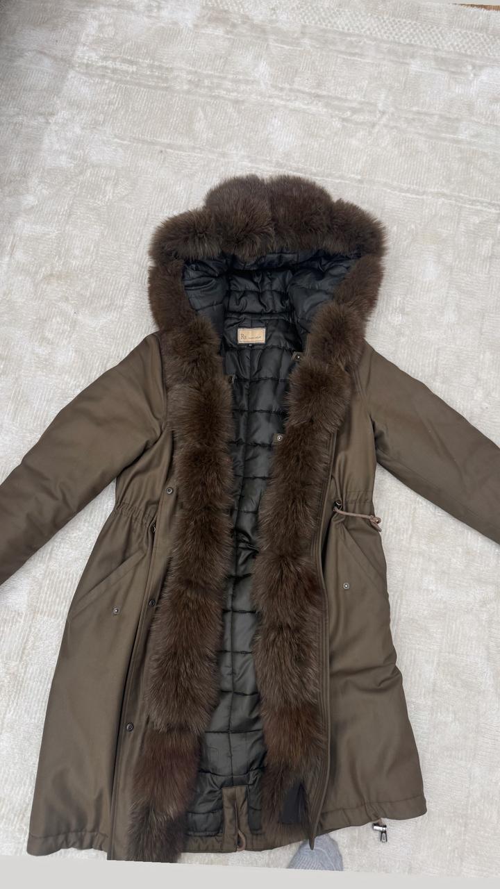 Стильная зимняя парка с натуральным мехом