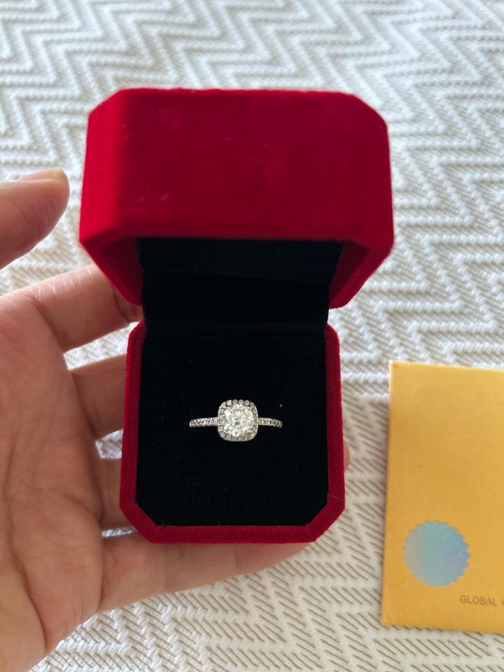 Серебряное кольца с муассонитом