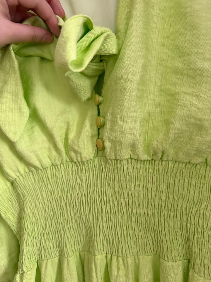 Лёгкое летнее платье в нежном салатовом оттенке