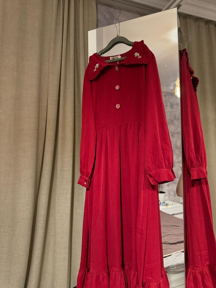 Красное платье