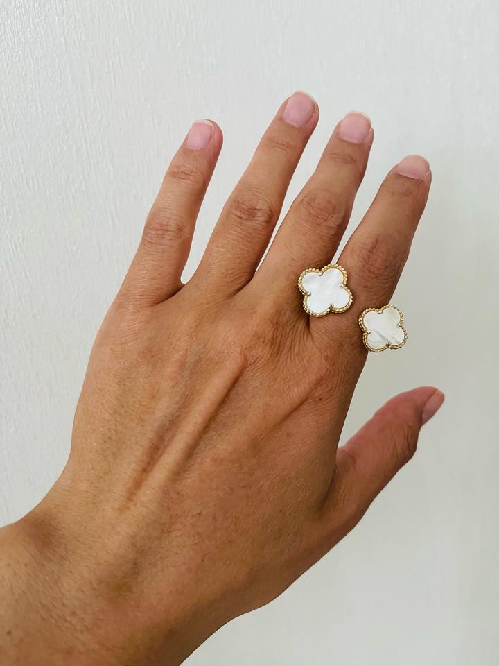 Серьги и кольцо серебряный с перламутром продам.