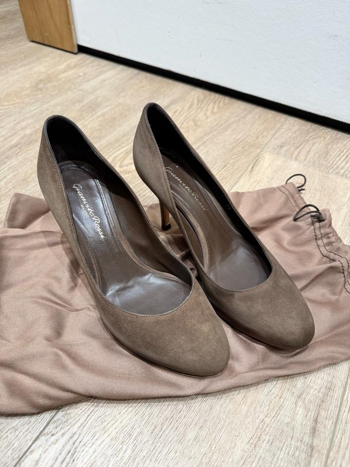 Замшевые коричневые туфли