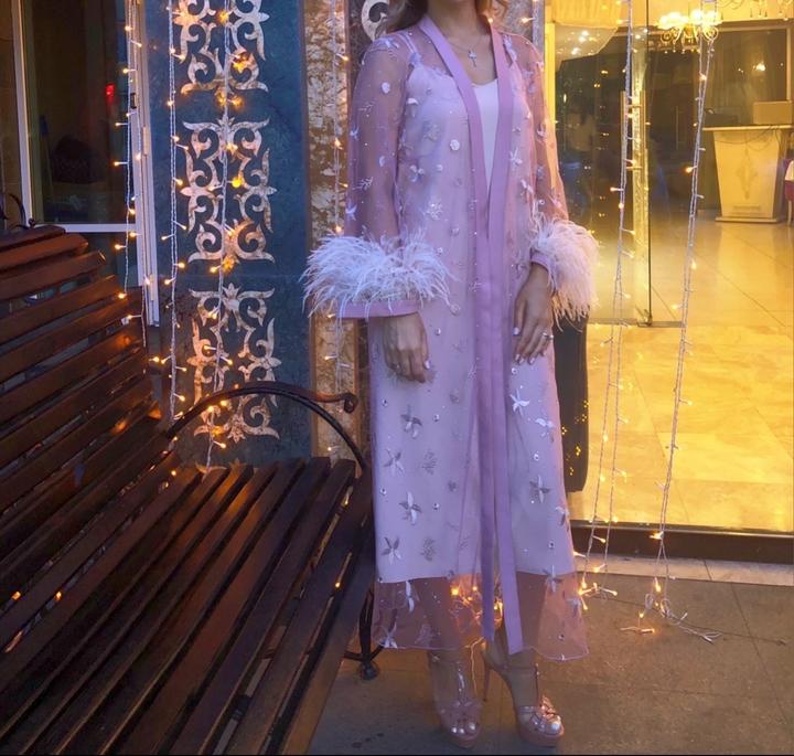 Эффектный наряд с перьями