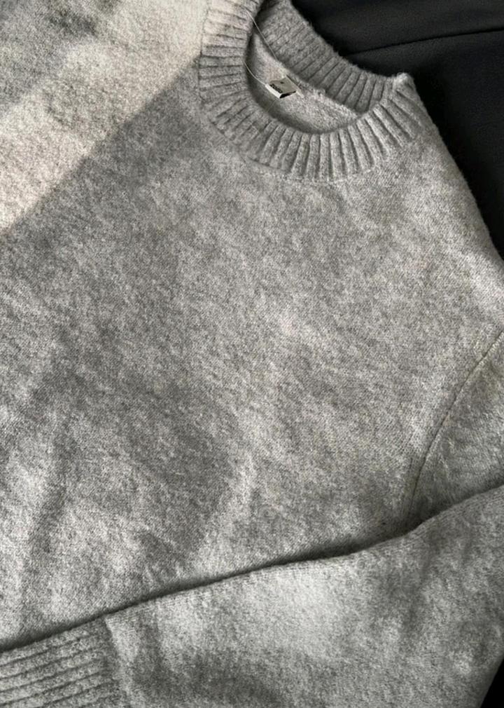 серый свитер