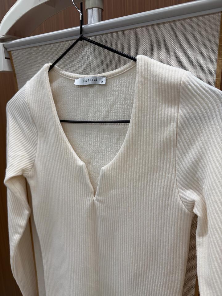 лонгслив с V вырезом