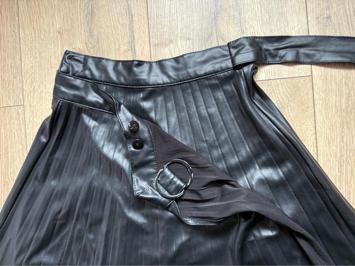 Черная юбка от Zara