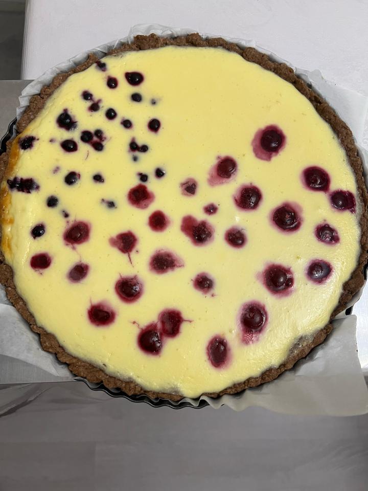 Ягодный пирог со смородиной и вишней