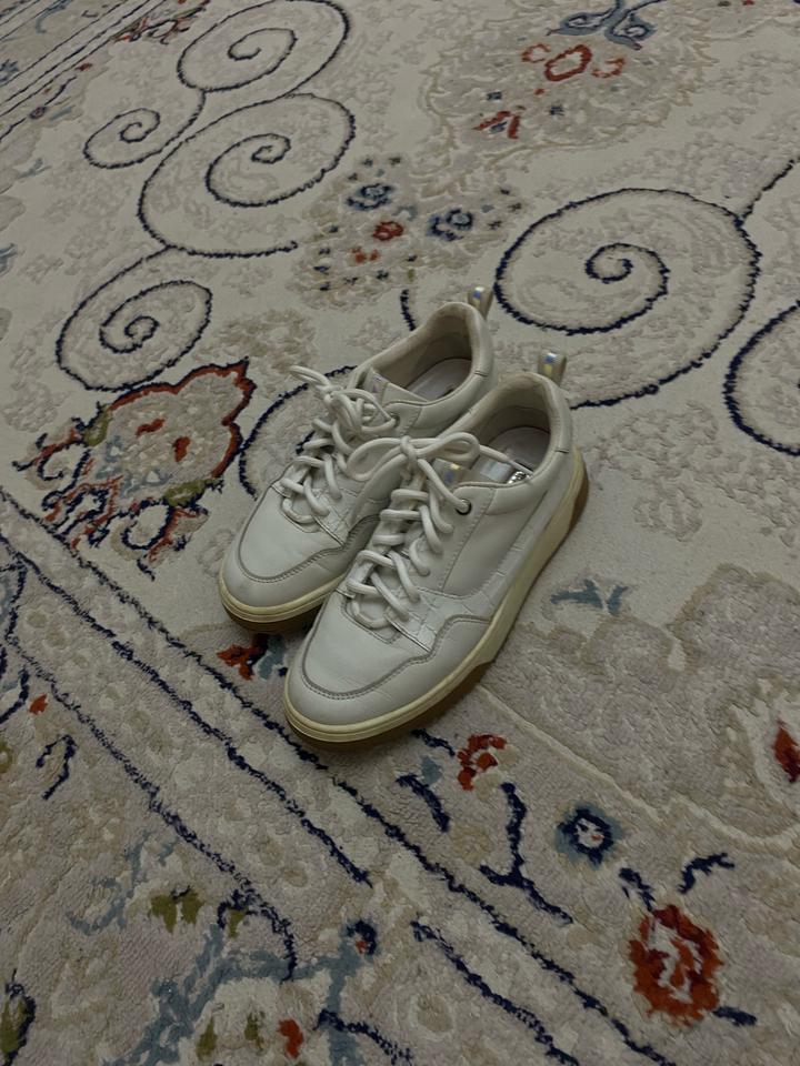 Белые женские кроссовки