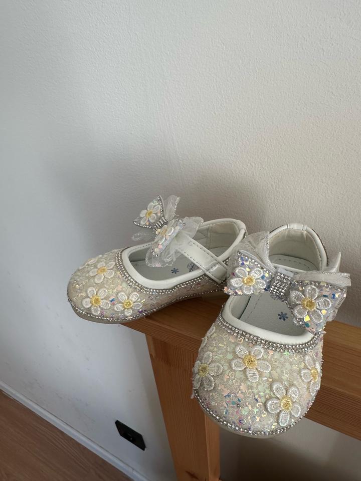 На годик туфли