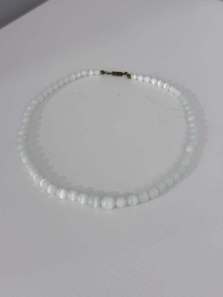 Бусы из белого кошачьего глаза