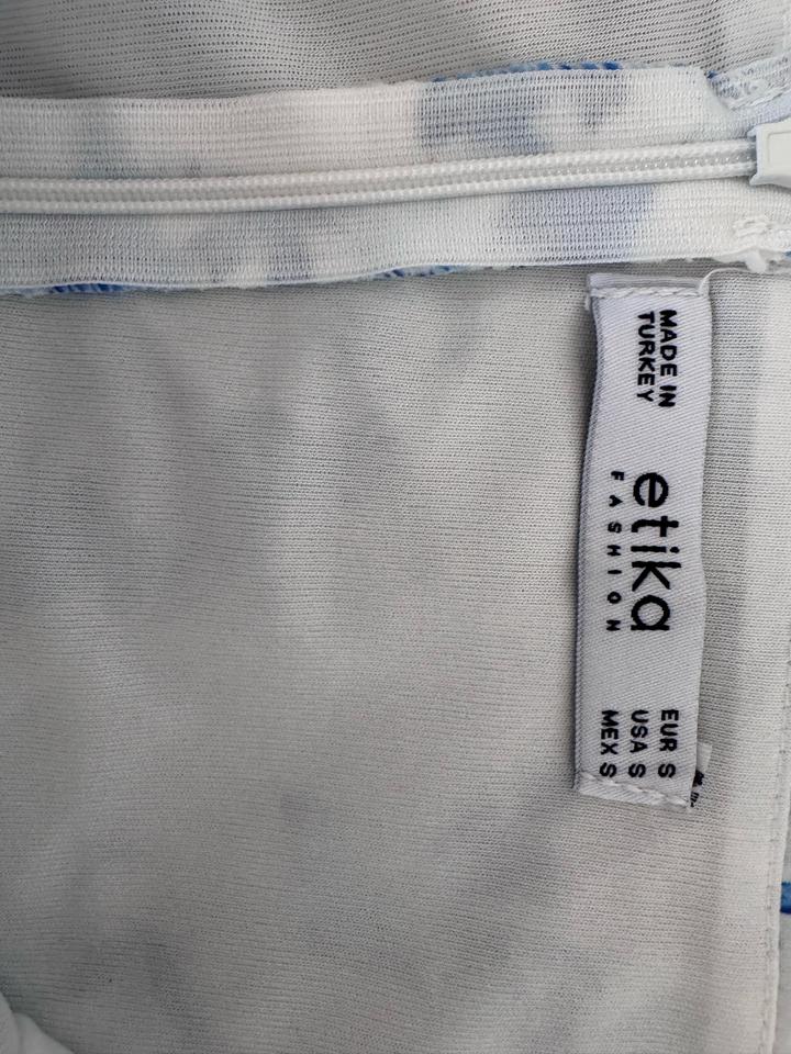 Бело синее платье