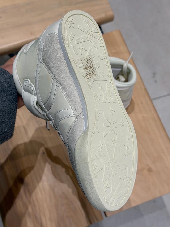 Кроссовки женские