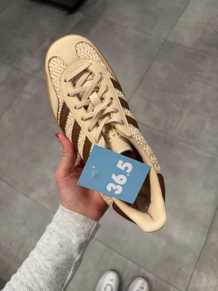Женские кроссовки Adidas