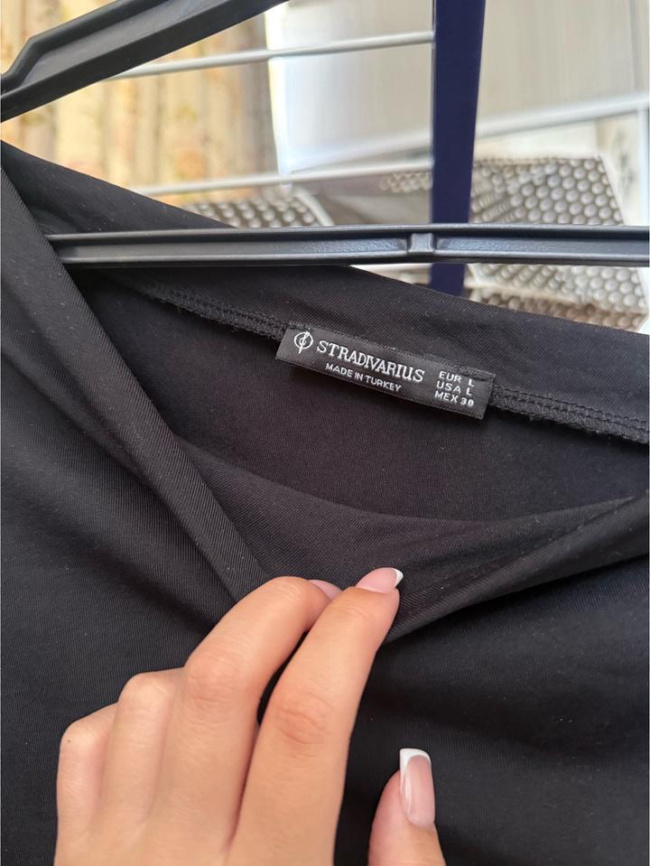 Черная кофта на одно плечо