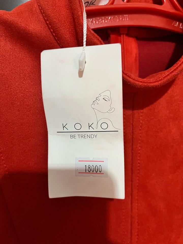 Красное бархатное короткое платье в стиле минимализма