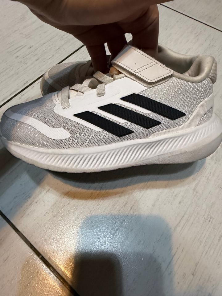 Легкие кроссовки Adidas