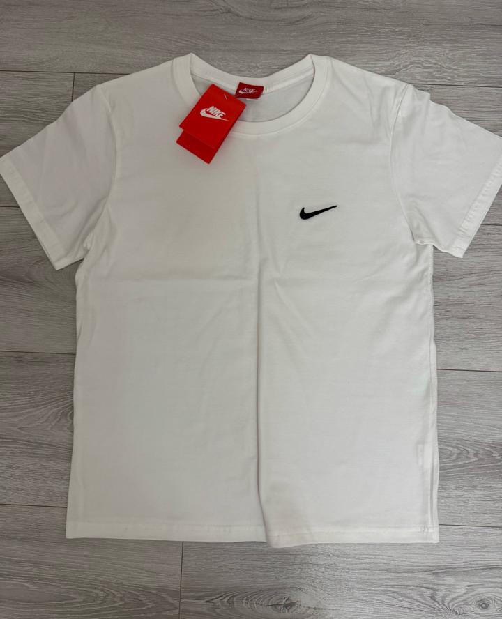 Белая футболка Nike