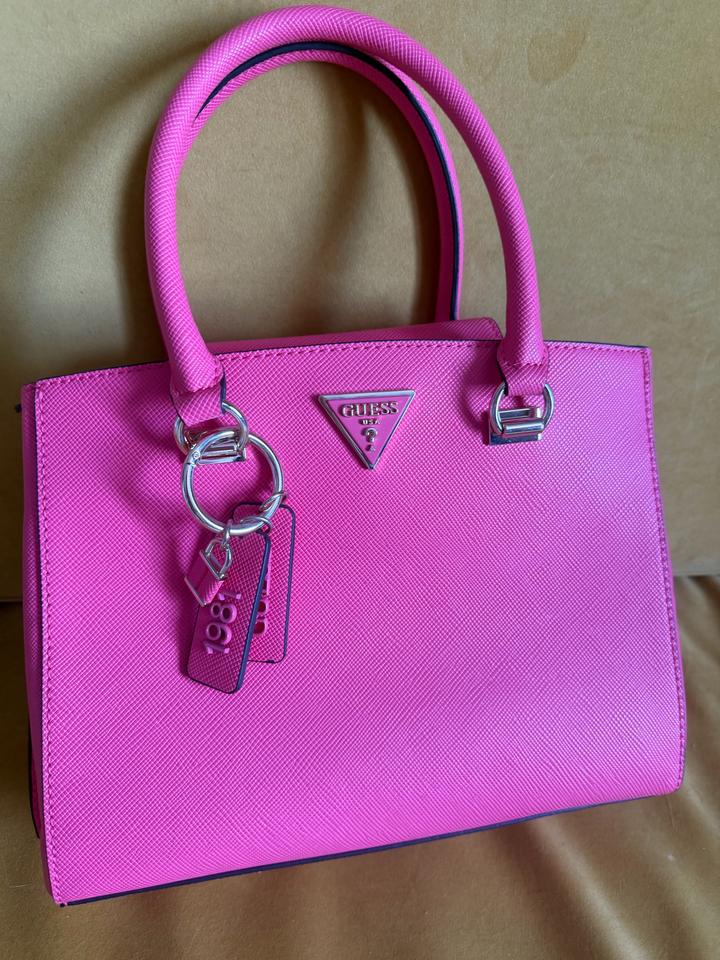 Яркая сумка GUESS
