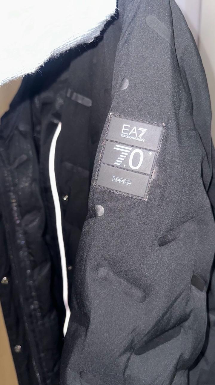 Черная куртка Emporio Armani