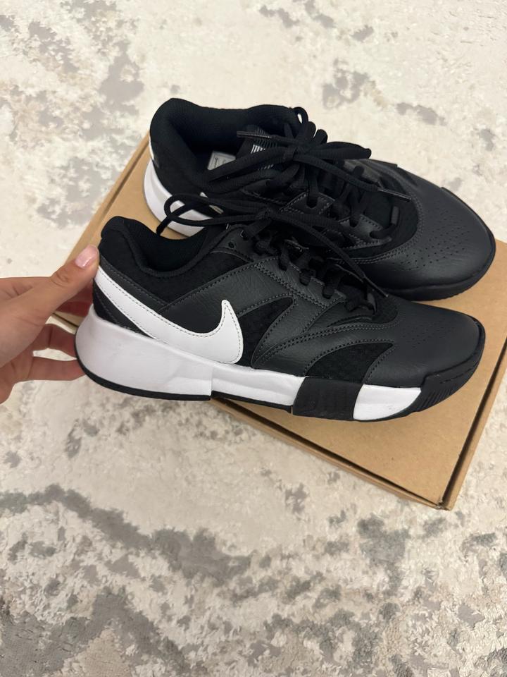 Теннисные кроссовки Nike