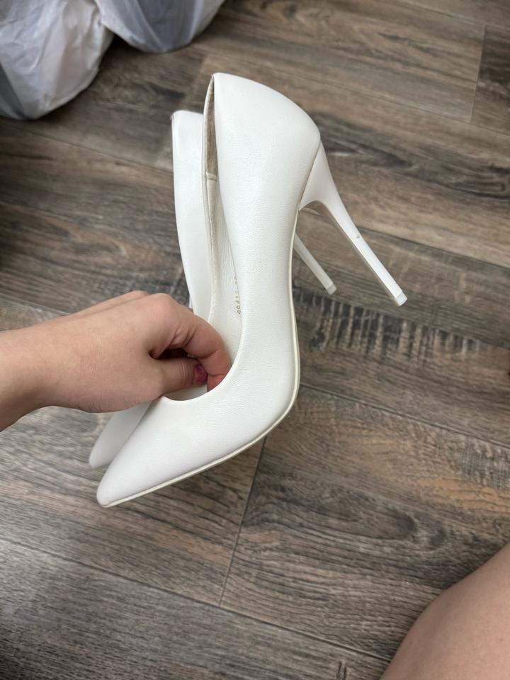 белые классические туфли