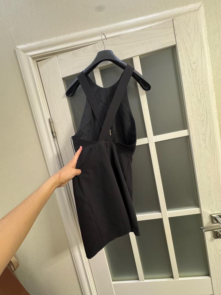 Черное мини-платье от бренда Zara