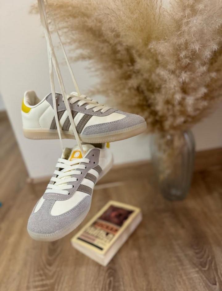 Кроссовки Адидас