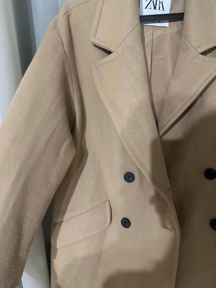 Бежевое пальто Zara