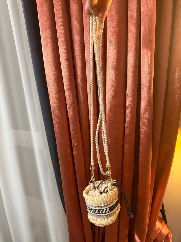 мини-сумка Christian Dior Straw Pouch, также известная как косметичка-мешок (bea