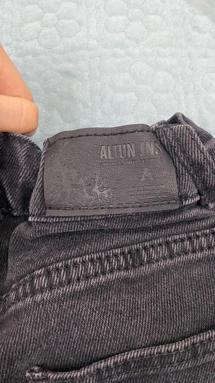 чёрные джинсы