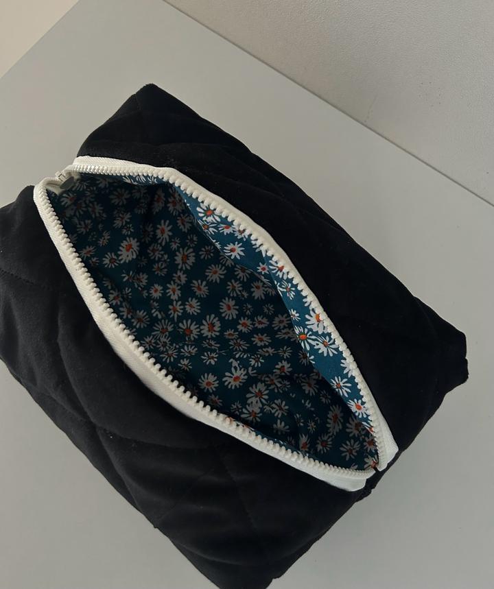 Черная косметичка