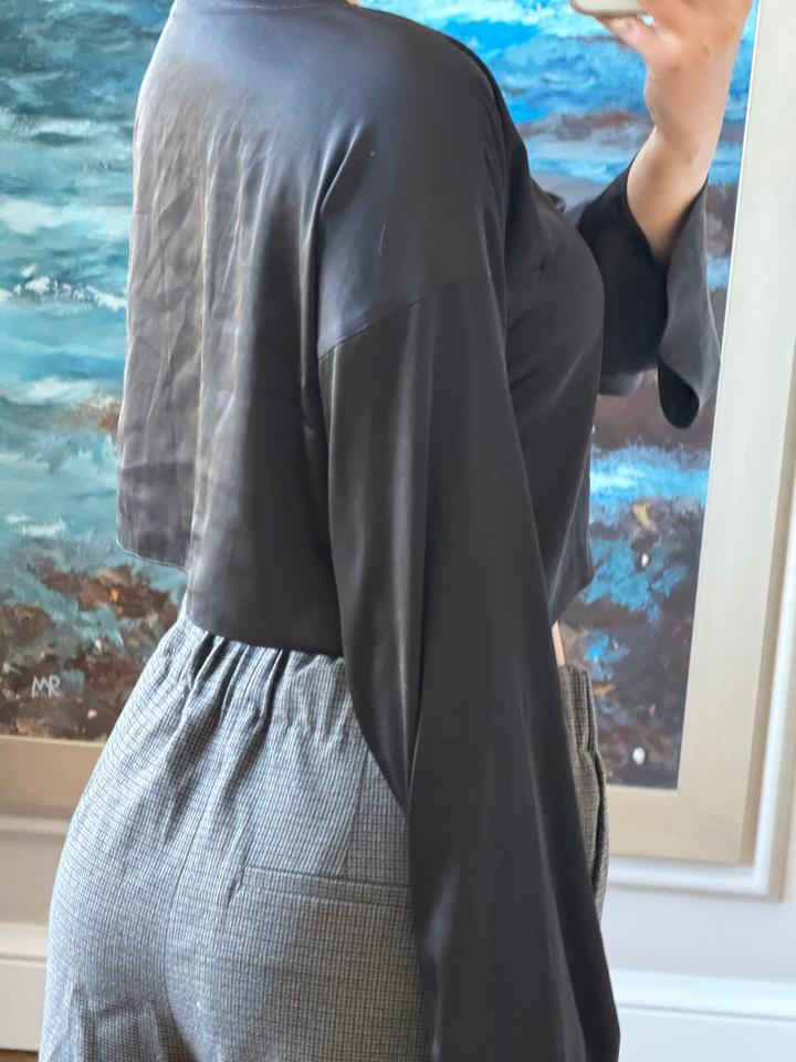 Укороченная атласная рубашка