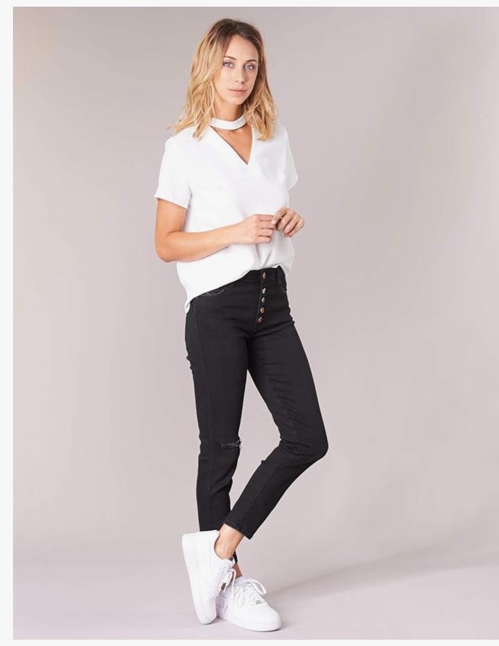 женские джинсы бренда Diesel имеют застежку на пуговицы и декоративный разре