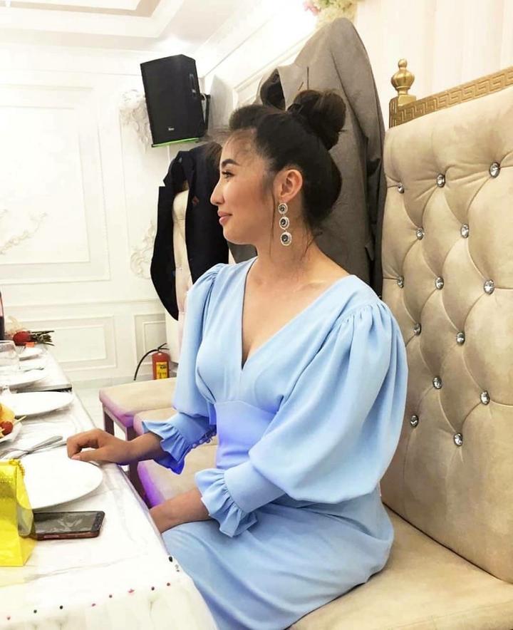 Голубое платье