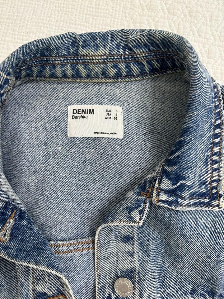 Продам джинсовку Bershka