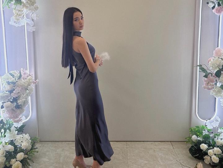 Серое платье