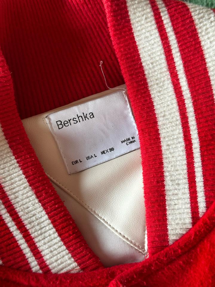 Бомбер Bershka