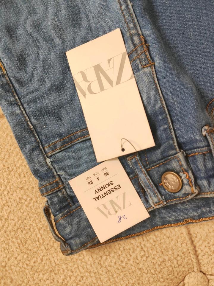 Джинсы Zara .