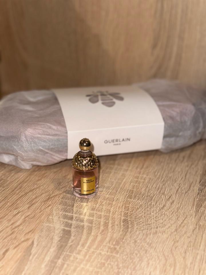 Косметичка и миниатюра Guerlain