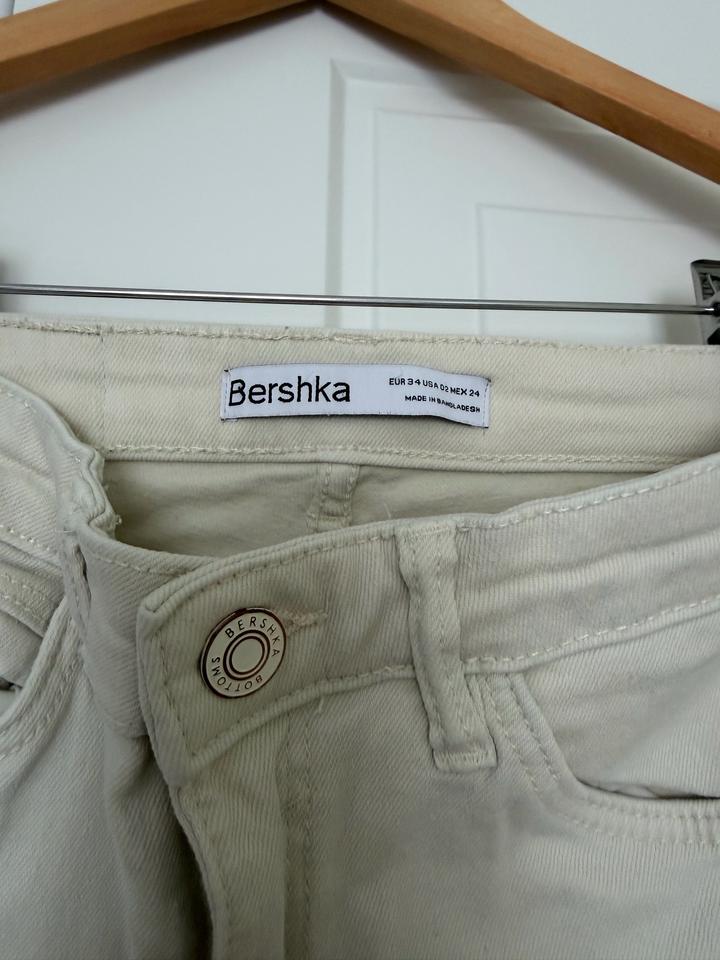 Белые джинсы
