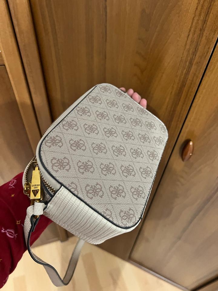 сумка кроссбоди Guess