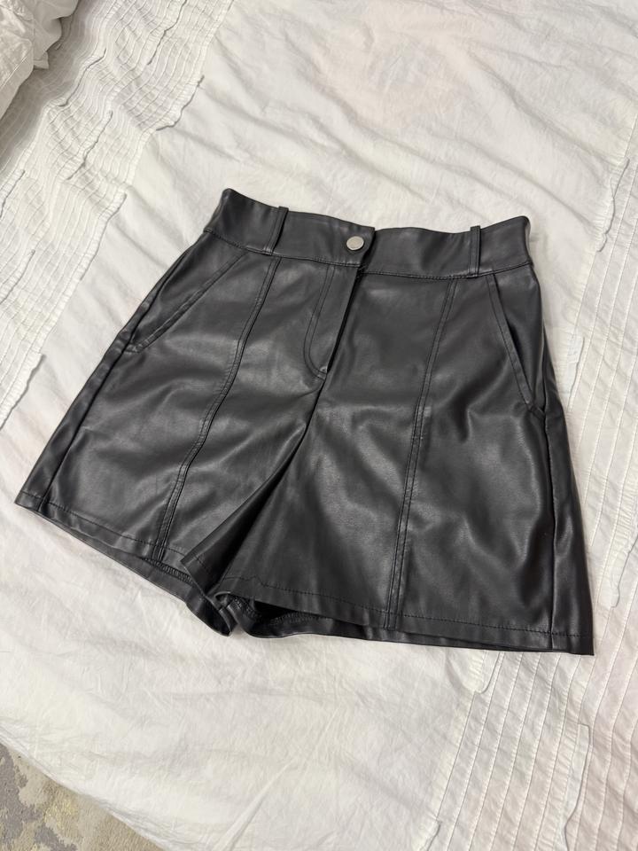 Кожаные шорты