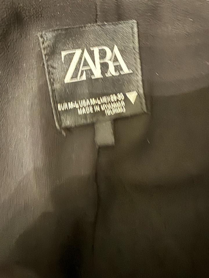 Стильный пиджак из эко-кожи Zara