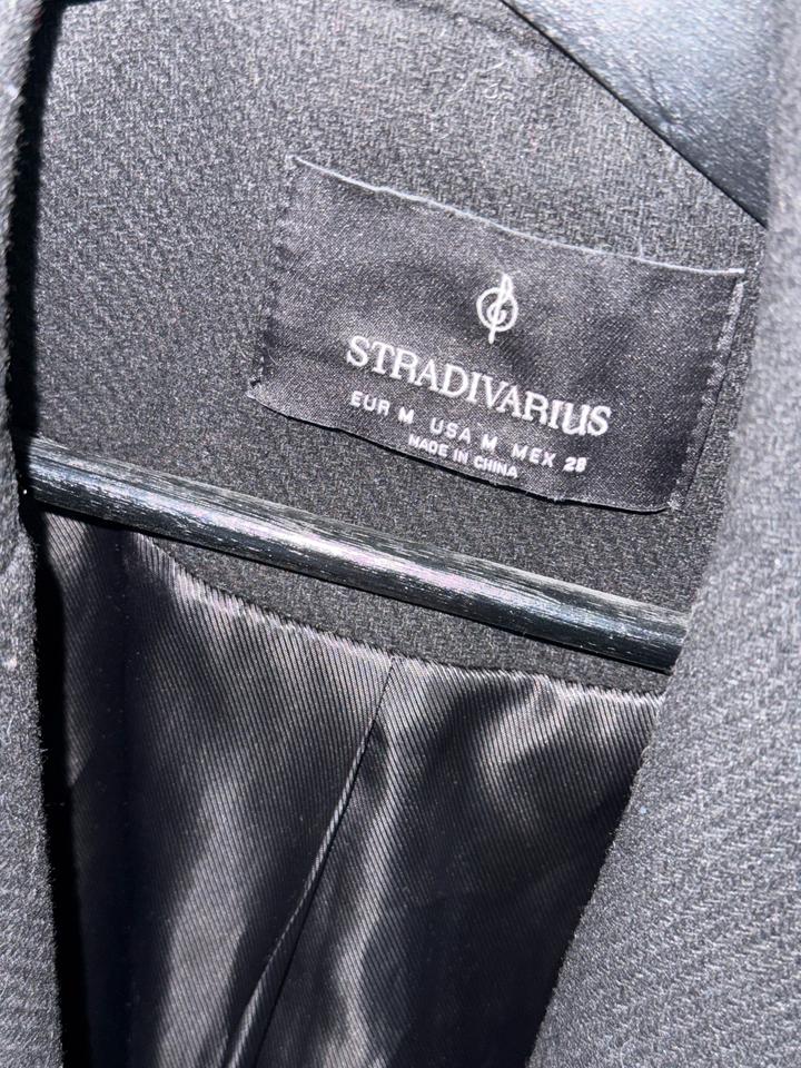Чёрное пальто Stradivarius
