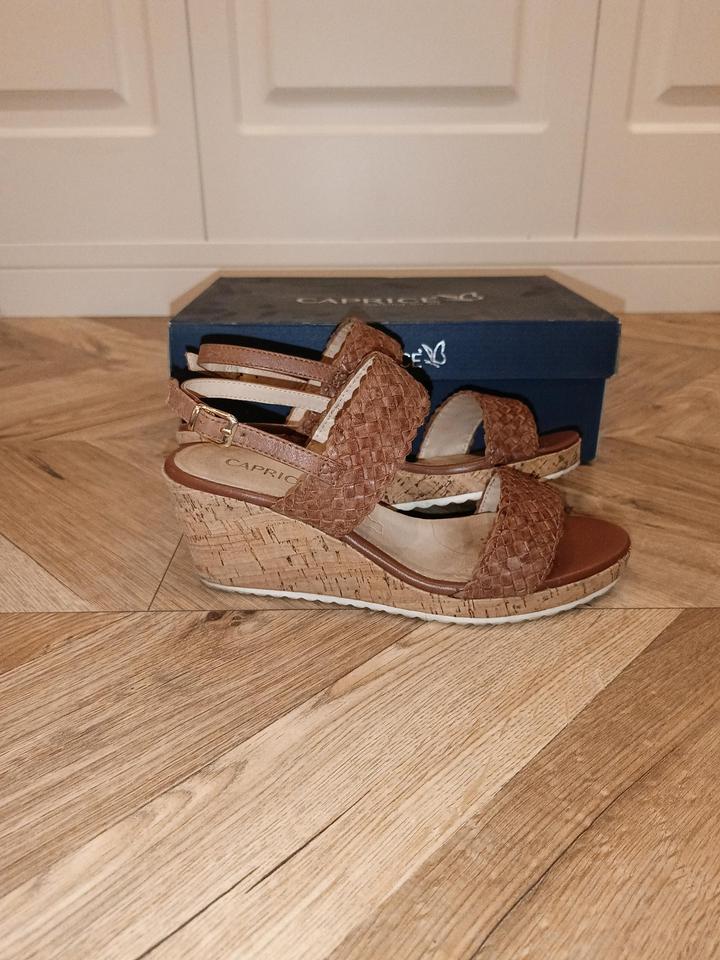 Босоножки кожаные на танкетке Caprice