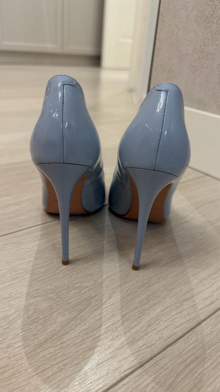 Голубые туфли на высоком каблуке