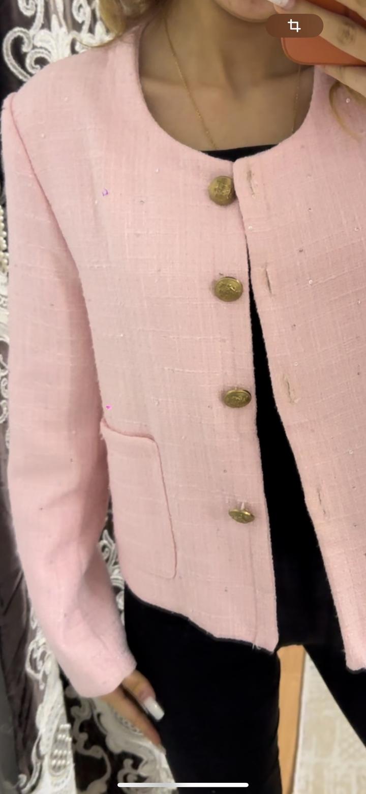 Розовый твидовый костюм