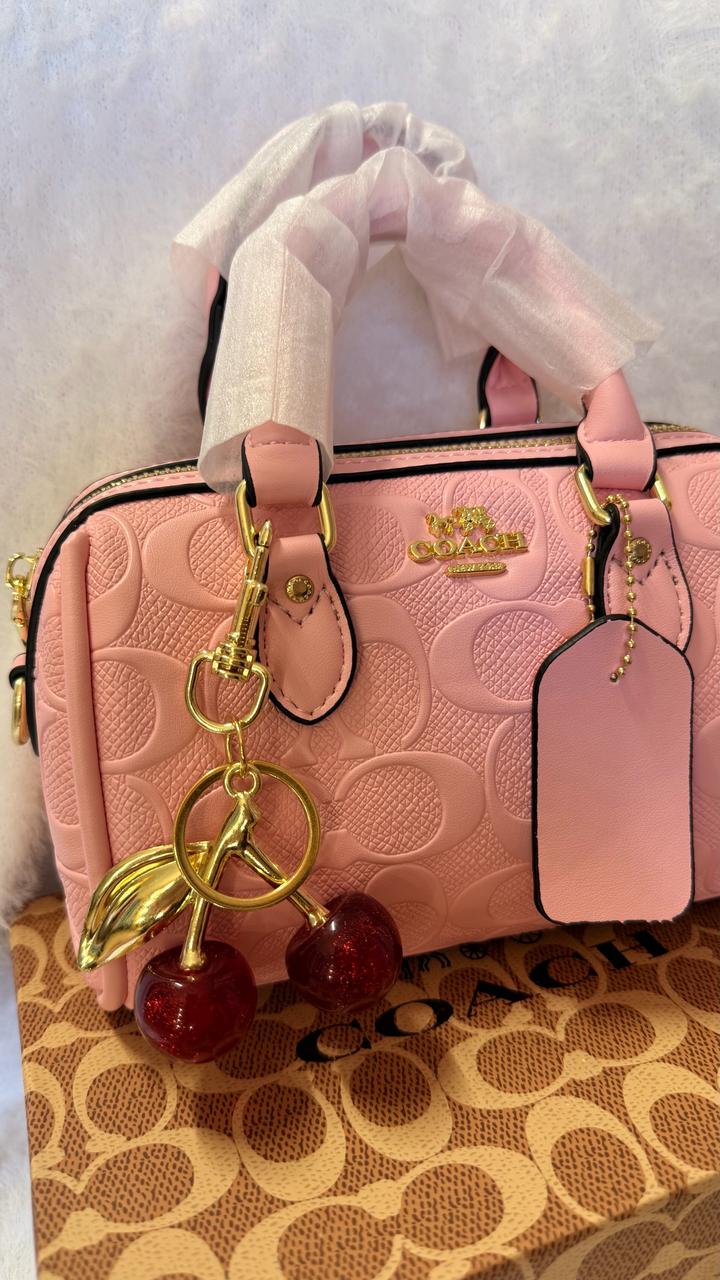 Розовая сумка Coach