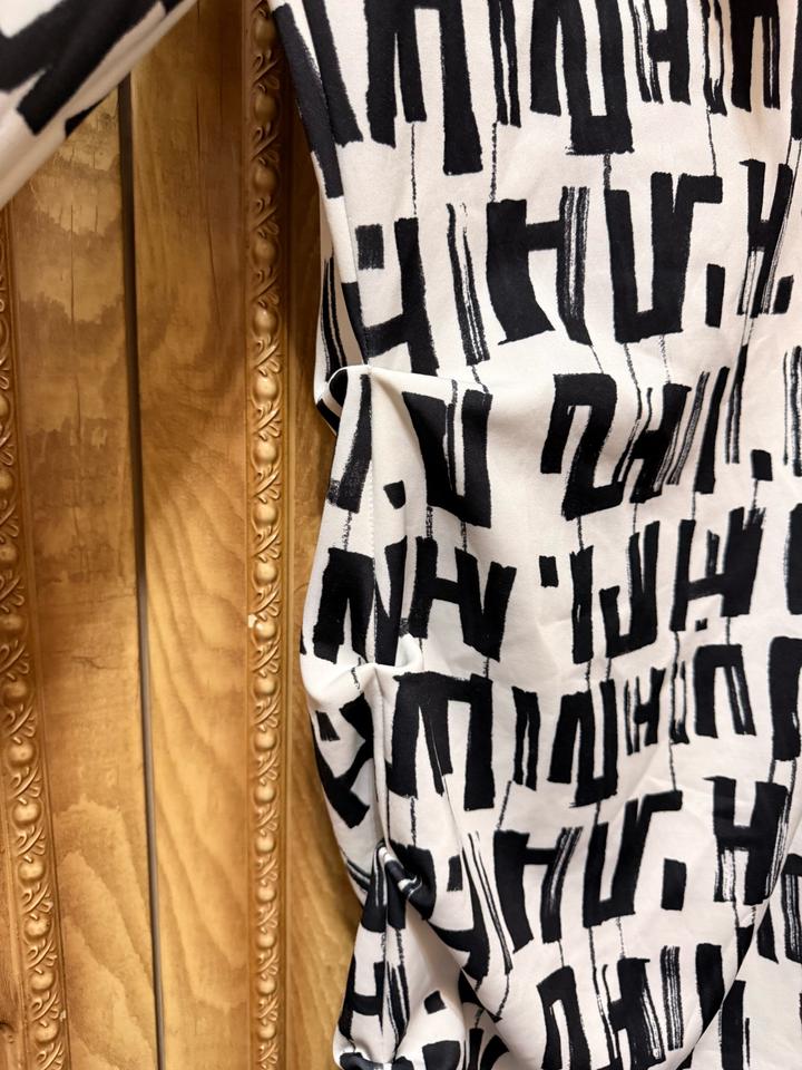 Платье с акцентным oversized-воротником • необычный крой • выглядит очень стильн